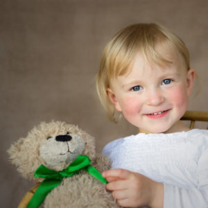 kindershooting zuhause maedchen mit teddy in bamberg