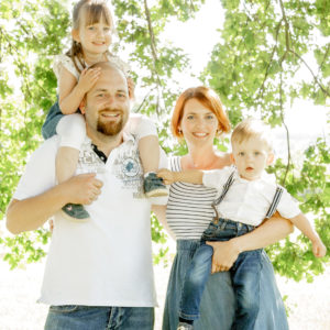 familienbild mit zwei kindern in der natur in bamberg