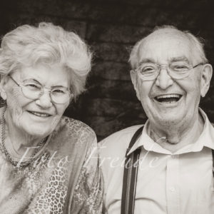 familienfotografin zeigt grosseltern in schwarz-weiss shooting mit oma und opa in hallstadt