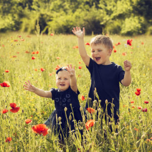 familienshooting mit kindern in der wiese mit mohn in hoechstadt