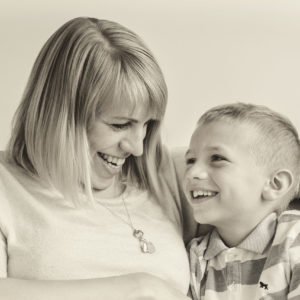 familienbilder zuhause von mobiler fotografin in hoechstadt mit natuerlichem licht mama mit kind