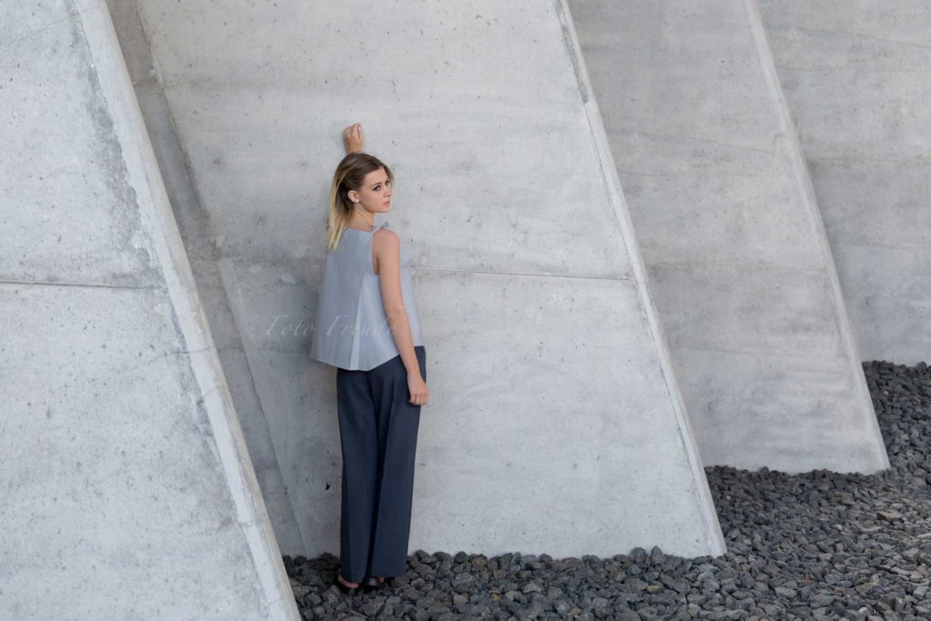 modeshooting modefotograf aus bamberg zeigt model vor beton