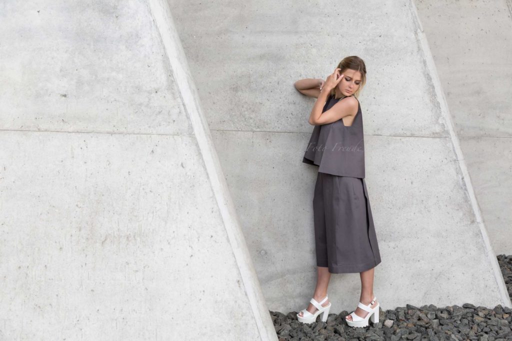 modeshooting modefotograf aus bamberg zeigt model vor beton