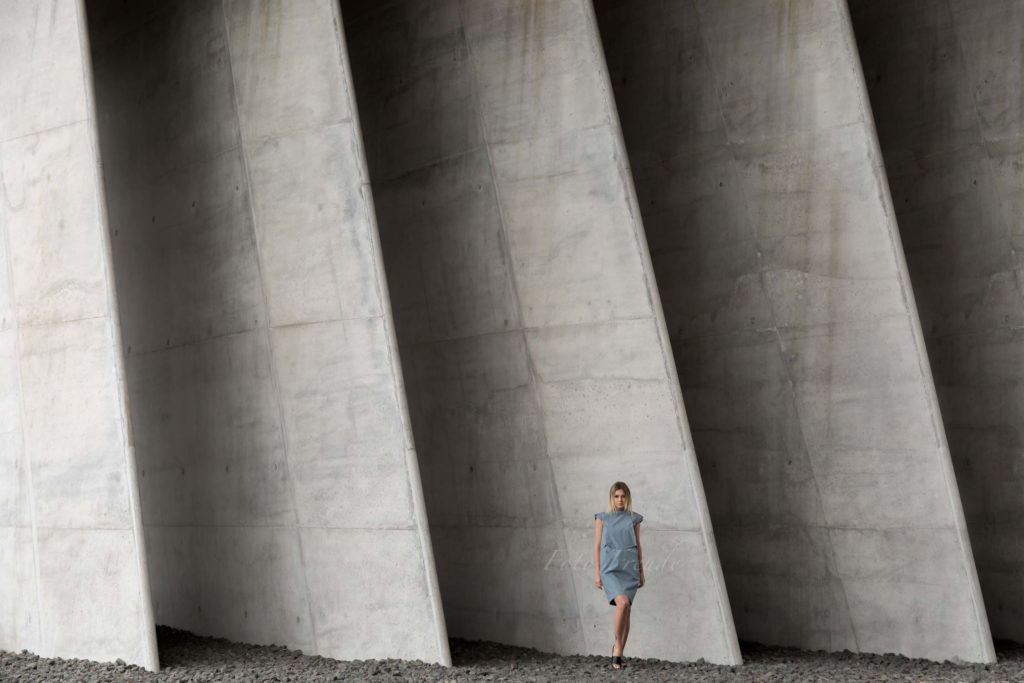 modeshooting modefotograf aus bamberg zeigt model vor beton