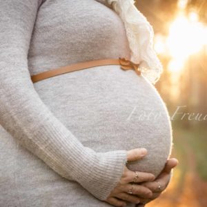 babybauch bei sonnenuntergang bei shooting in burgebrach