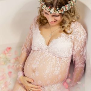 milchbad babybauchshooting mit schwangerer in badewanne mit blueten und spitzenkleid
