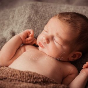 babyshooting zuhause von neugeborenen fotograf