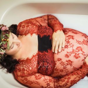 babybauch shooting mit haarkranz und spitzenkleid in badewanne in bamberg