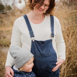 schwangere mama und tochter shooting in bamberg für natuerliche babybauchbilder