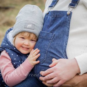 geschwisterchen bei babybauch bei outdoor schwangerschaftsshooting in bamberg