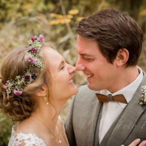 hochzeitsfotograf zeigt brautpaar verliebt in bamberg