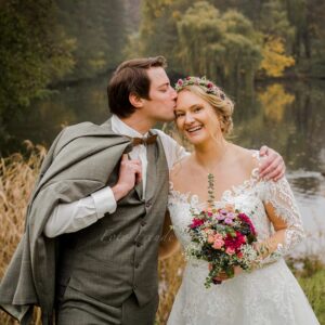 braut in natur mit brautstrauss am see in bamberg bei hochzeitsshooting