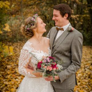 verliebtes ehepaar am hochzeitstag in der natur bei hochzeitsshooting
