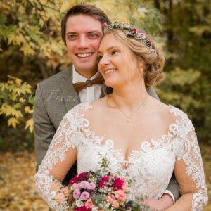 verliebtes brautpaar bei hochzeitsshooting in lichtenfels in der natur