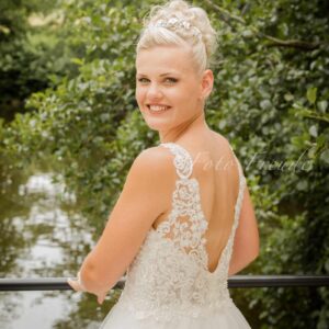 braut im spitzen tatoo kleid am see in bamberg