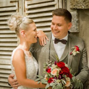 hochzeitsshooting von hochzeitsfotograf in lichtenfels vor alter tuer
